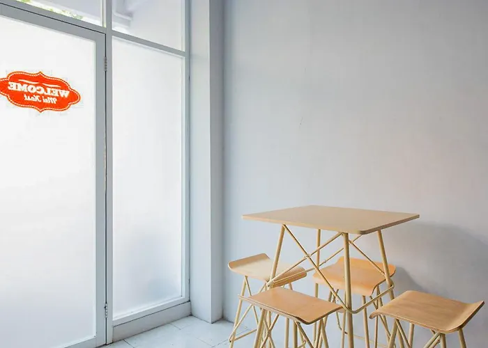 RedDoorz Plus Syariah @ Raya Nginden 2 Surabaya