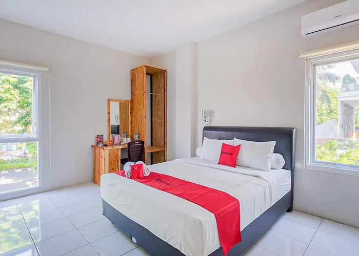 RedDoorz Plus Syariah @ Raya Nginden 2 Surabaya